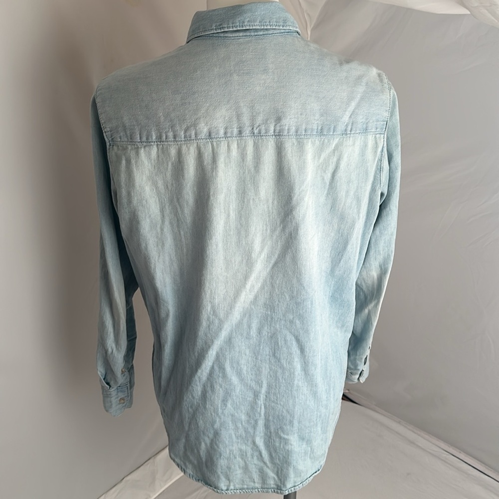 Universal Threads Light Wash Distressed Denim But… - image 4